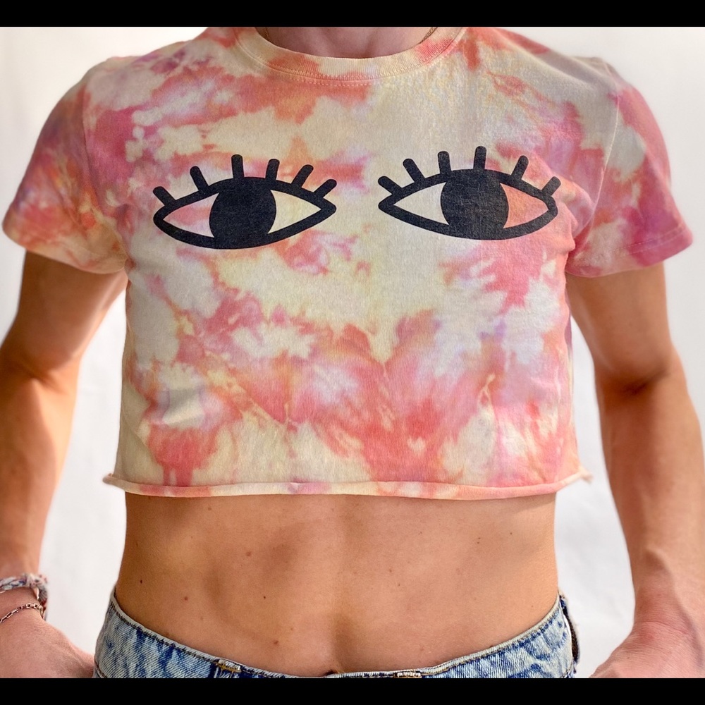Eyes short sleeve cotton crop top.